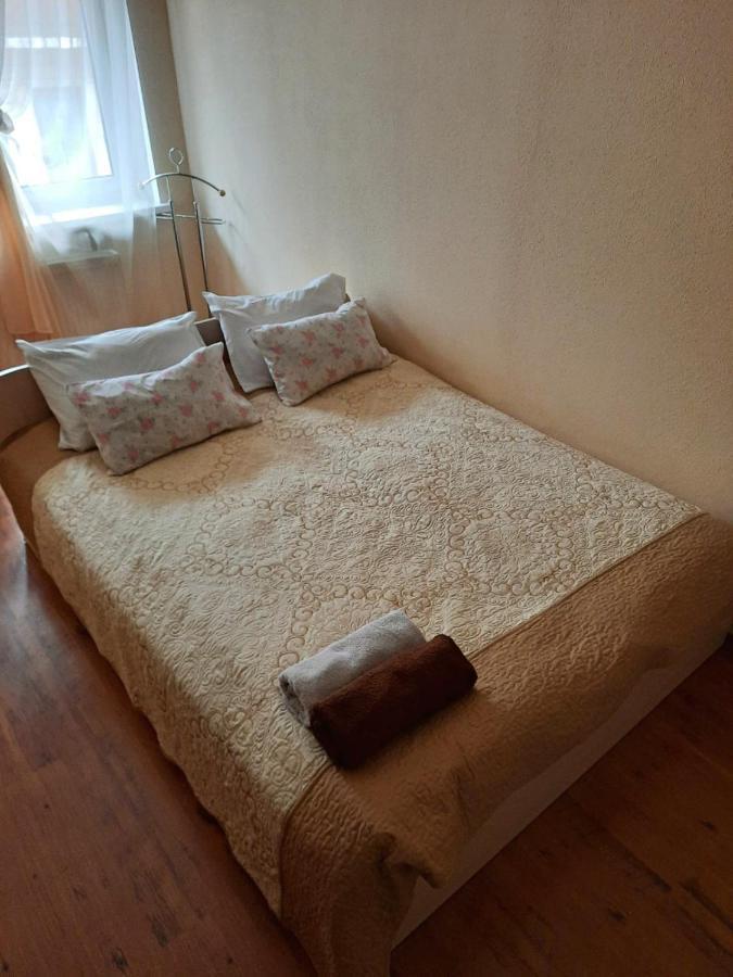 Apartment In The Historical City Center Chernivtsi Bagian luar foto