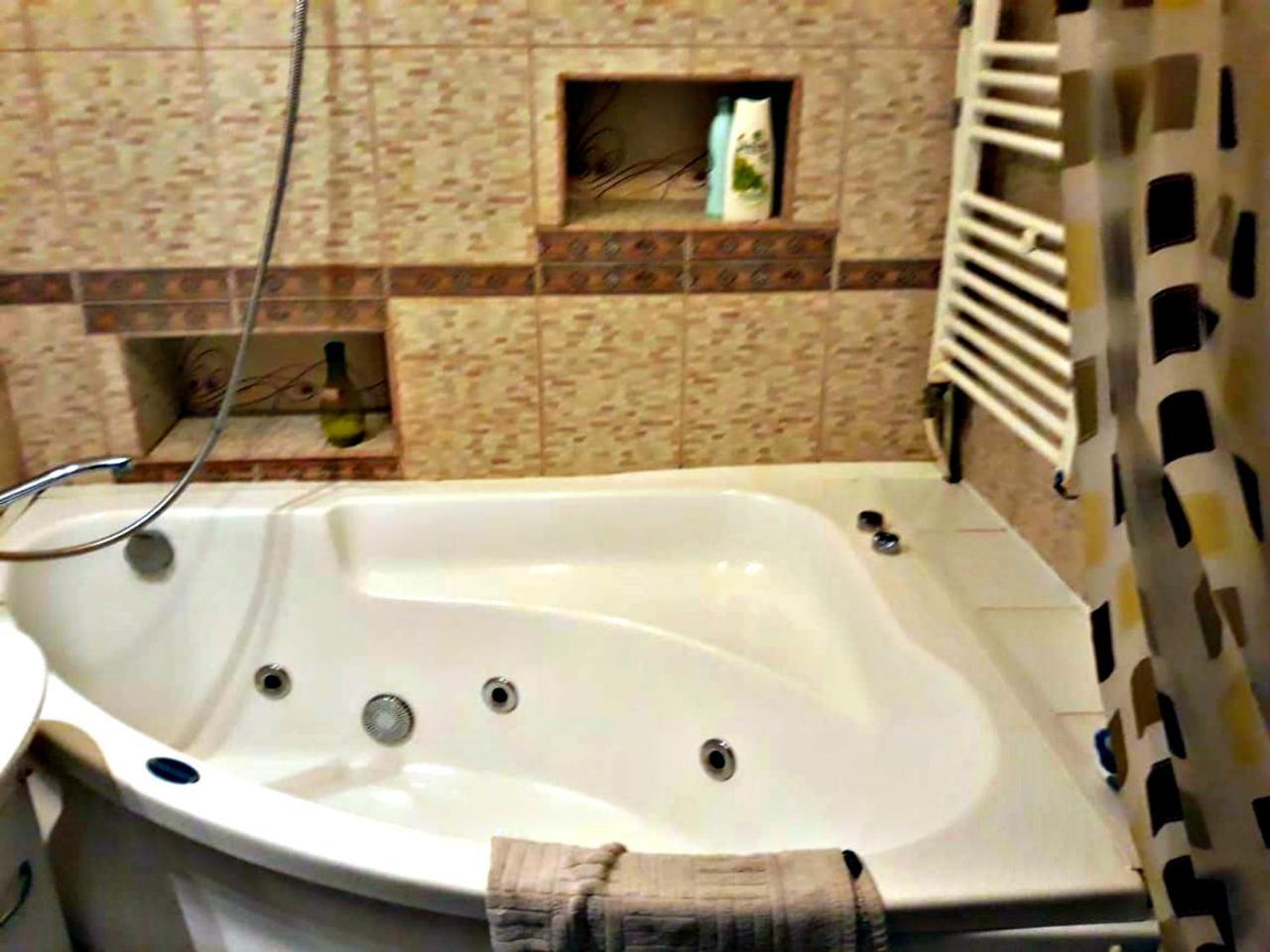 Apartment In The Historical City Center Chernivtsi Bagian luar foto