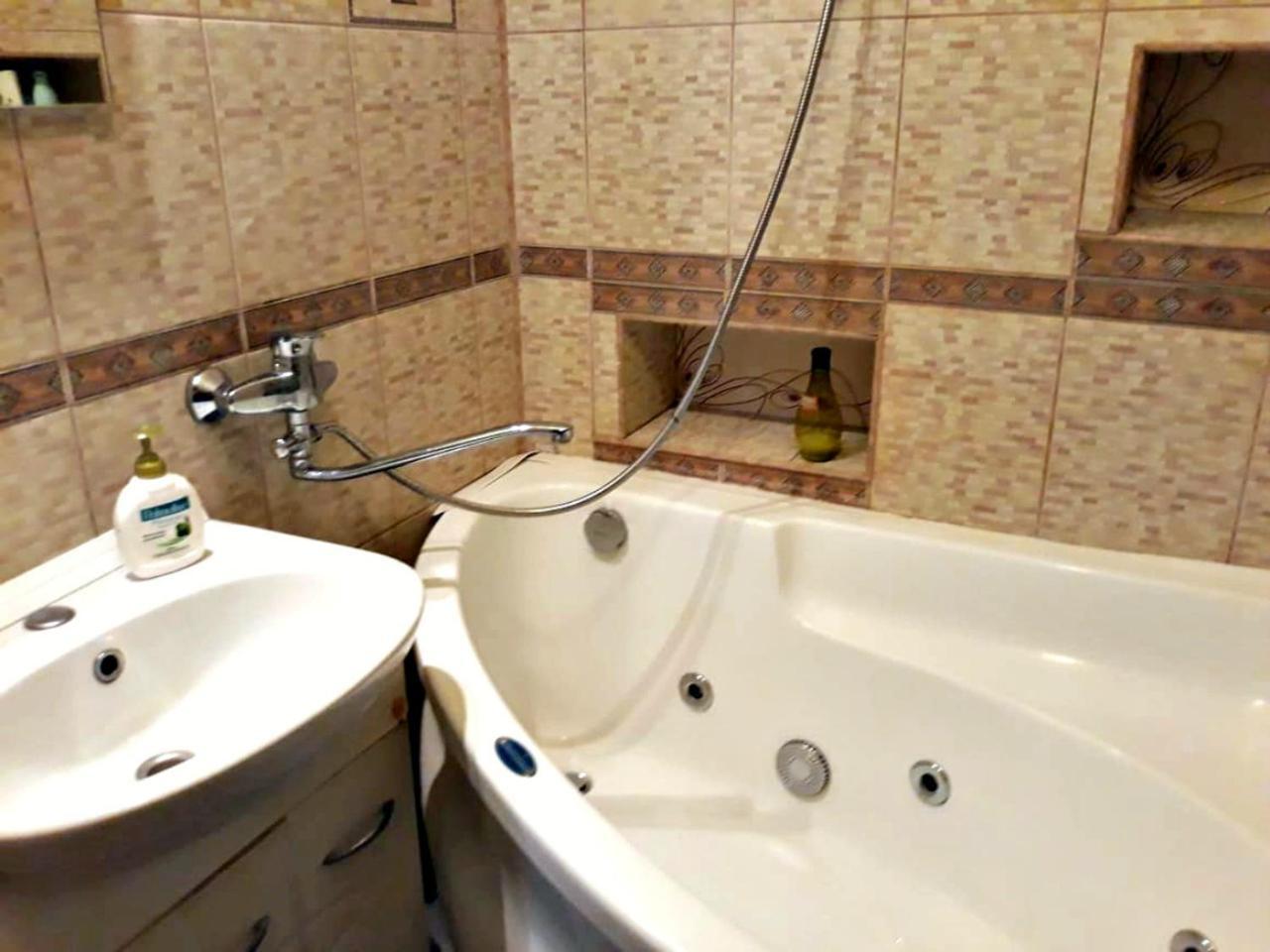 Apartment In The Historical City Center Chernivtsi Bagian luar foto
